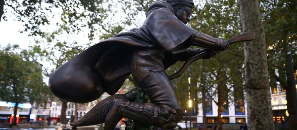 伦敦市中心竖起哈里•波特雕像 - 俄罗斯卫星通讯社