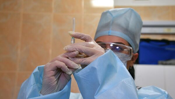 Медицинский работник вакцинирует добровольцев российским препаратом от COVID-19 Спутник-V - 俄羅斯衛星通訊社