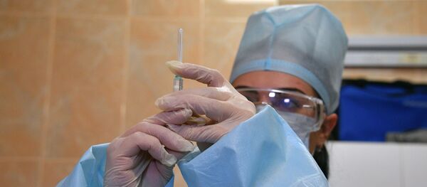 Медицинский работник вакцинирует добровольцев российским препаратом от COVID-19 Спутник-V - 俄罗斯卫星通讯社