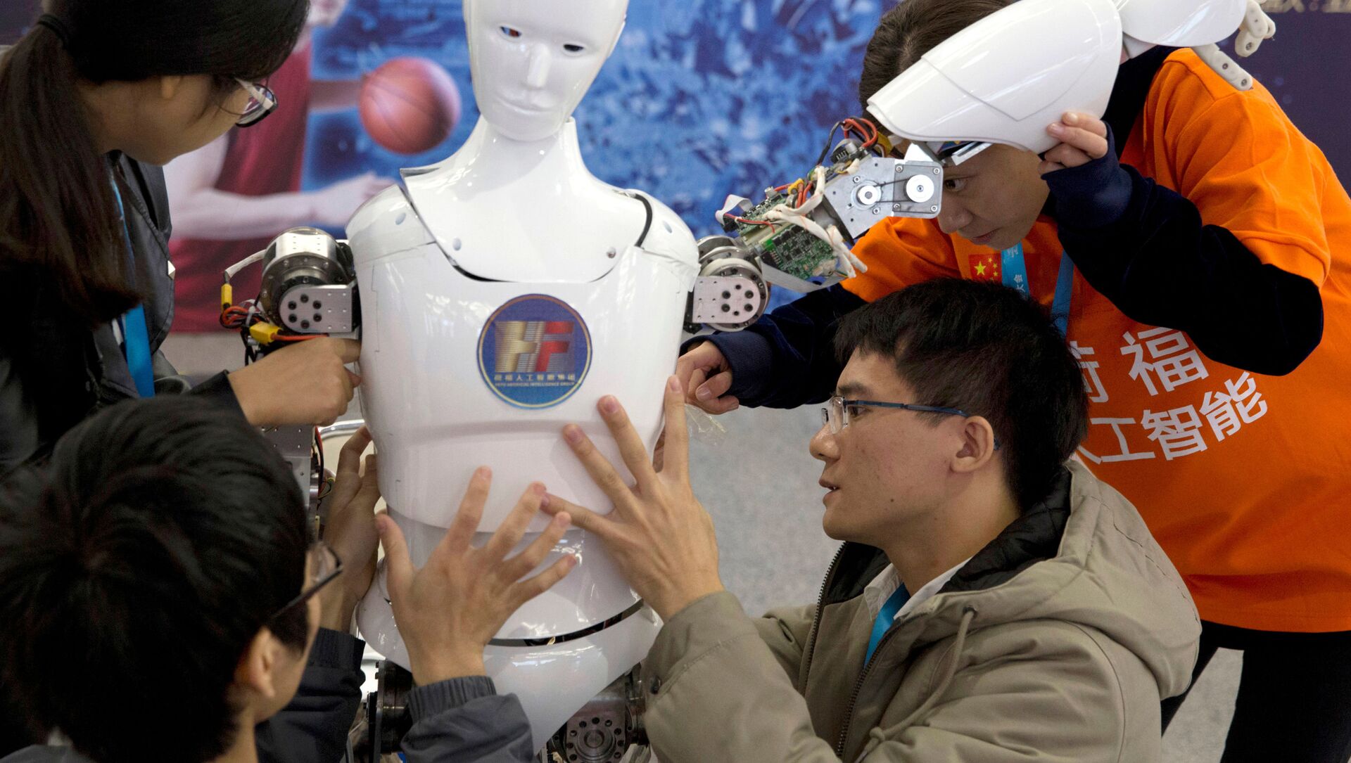 Китайские студенты готовят собственного робота к выставке - 俄罗斯卫星通讯社, 1920, 13.09.2021
