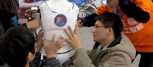 Китайские студенты готовят собственного робота к выставке - 俄罗斯卫星通讯社