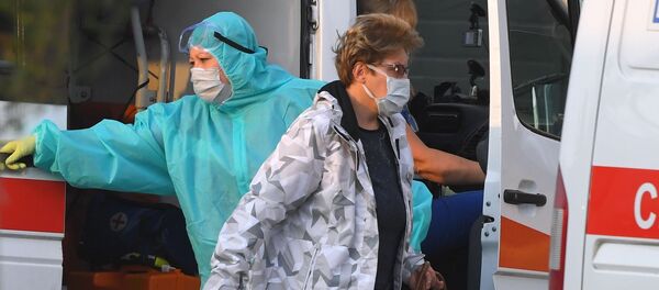 Бригада скорой медицинской помощи доставила пациентку в карантинный центр в Коммунарке. - 俄罗斯卫星通讯社