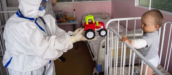 Заведующая 4-м инфекционным отделением, врач-педиатр Елена Макарова с маленьким пациентом в палате ГБУЗ ДГКБ им. З.А. Башляевой, где проходят лечение дети с коронавирусной инфекцией COVID-19. - 俄罗斯卫星通讯社