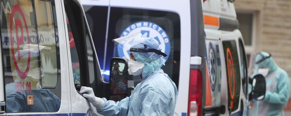 Медицинский работник у машины скорой помощи в Варшаве, Польша Медицинский работник у машины скорой помощи в Варшаве, Польша - 俄罗斯卫星通讯社