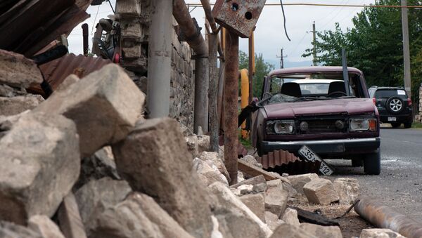Поврежденный дом и автомобиль в результате обстрелов по общине Иванян Нагорного Карабаха - 俄羅斯衛星通訊社