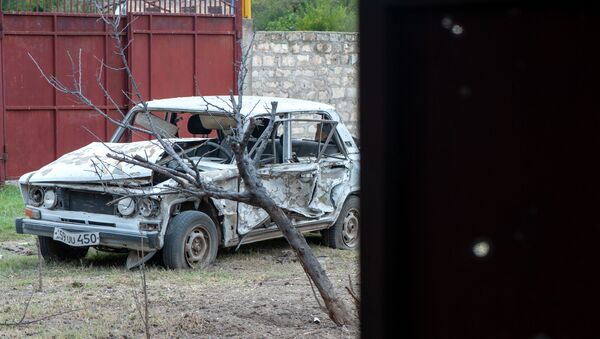 Поврежденный автомобиль в результате обстрелов общины Иванян Нагорного Карабаха. - 俄羅斯衛星通訊社