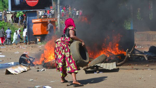 Протестующие жгут шины во время уличных протестов в Конакри, Гвинея - 俄罗斯卫星通讯社