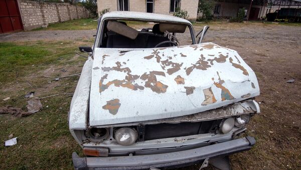 Поврежденный автомобиль в результате обстрелов общины Иванян Нагорного Карабаха - 俄罗斯卫星通讯社
