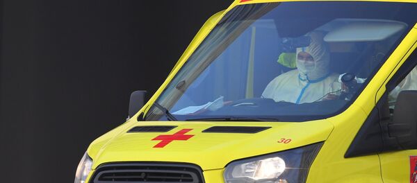 Медицинские работники на территории карантинного центра в Коммунарке.  - 俄罗斯卫星通讯社