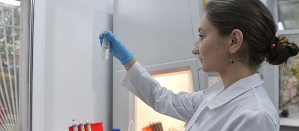 Сотрудница лаборатории проводит испытания вакцины от COVID-19 в центре эпидемиологии и микробиологии имени Н.Ф. Гамалеи.  - 俄罗斯卫星通讯社