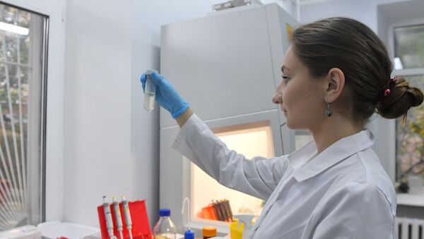 Сотрудница лаборатории проводит испытания вакцины от COVID-19 в центре эпидемиологии и микробиологии имени Н.Ф. Гамалеи.  - 俄罗斯卫星通讯社