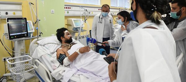 Французский журналист Алан Каваль, раненый в Нагорном Карабахе, дает интервью прессе - 俄罗斯卫星通讯社