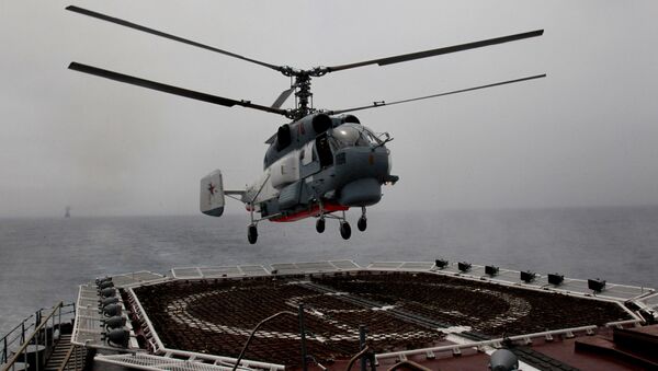 Вертолет Ка-27ПС Тихоокеанского флота производит посадку на палубу гвардейского ракетного крейсера Варяг - 俄罗斯卫星通讯社