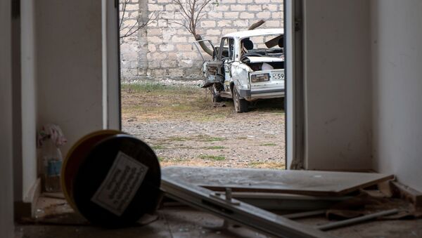 Дом и автомобиль, поврежденные в результате обстрелов общины Иванян Нагорного Карабаха - 俄羅斯衛星通訊社