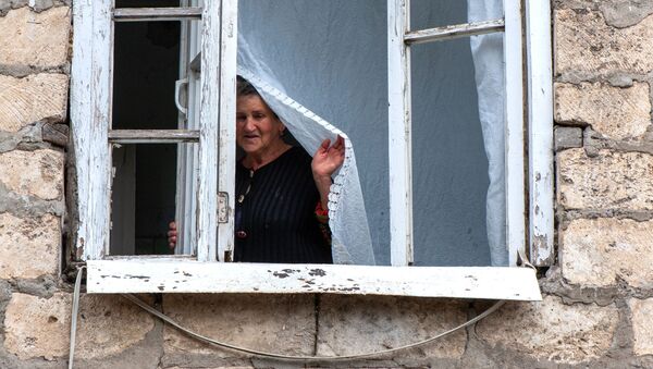 Выбитые окна в результате обстрелов общины Иванян Нагорного Карабаха - 俄羅斯衛星通訊社