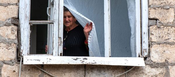 Выбитые окна в результате обстрелов общины Иванян Нагорного Карабаха - 俄罗斯卫星通讯社