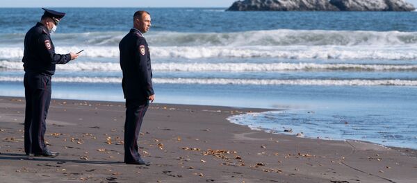 Сотрудники УМВД Камчатского края во время оперативно-разыскных мероприятий на месте предполагаемого происшествия на Халактырском пляже на Камчатке - 俄羅斯衛星通訊社