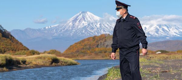 Сотрудник УМВД Камчатского края на месте предполагаемого происшествия на Халактырском пляже Сотрудник УМВД Камчатского края на месте предполагаемого происшествия на Халактырском пляже - 俄罗斯卫星通讯社