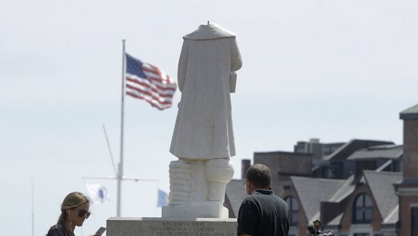 Обезглавленный монумент первооткрывателя Америки Христофора Колумба в Бостоне  - 俄罗斯卫星通讯社