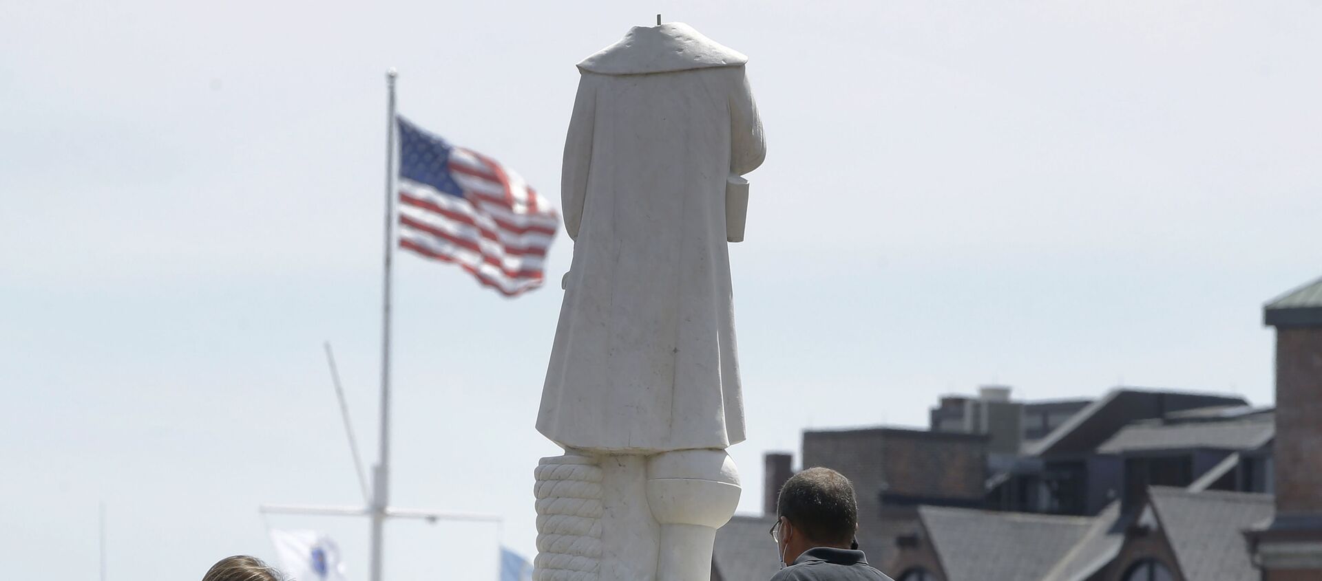 Обезглавленный монумент первооткрывателя Америки Христофора Колумба в Бостоне  - 俄羅斯衛星通訊社, 1920, 13.10.2020