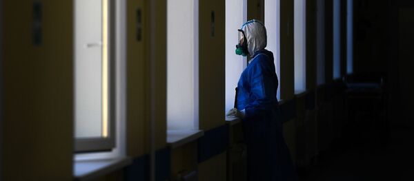 Врач у окна в госпитале для лечения зараженных коронавирусной инфекцией COVID-19, созданного на базе Национального медицинского исследовательского центра травматологии и ортопедии имени Н. Н. Приорова в Москве. - 俄罗斯卫星通讯社