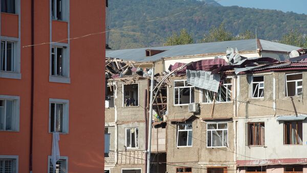 Жилые многоквартирные дома, пострадавшие в результате ночного обстрела Степанакерта в Нагорном Карабахе. - 俄罗斯卫星通讯社