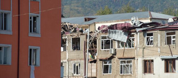 Жилые многоквартирные дома, пострадавшие в результате ночного обстрела Степанакерта в Нагорном Карабахе. - 俄罗斯卫星通讯社