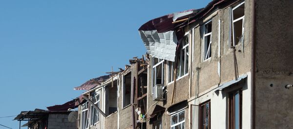 Жилой многоквартирный дом, пострадавший в результате ночного обстрела Степанакерта в Нагорном Карабахе - 俄罗斯卫星通讯社