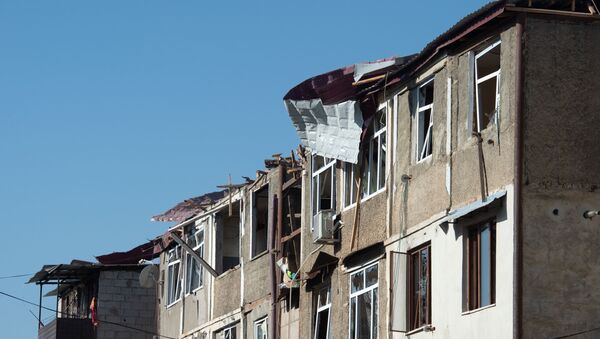 Жилой многоквартирный дом, пострадавший в результате ночного обстрела Степанакерта в Нагорном Карабахе - 俄罗斯卫星通讯社