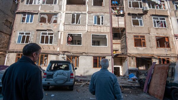Жилой многоквартирный дом, пострадавший в результате ночного обстрела Степанакерта в Нагорном Карабахе - 俄罗斯卫星通讯社