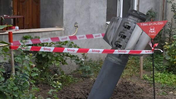 Неразорвашаяся ракета во дворе жилого дома в городе Гянджа - 俄罗斯卫星通讯社