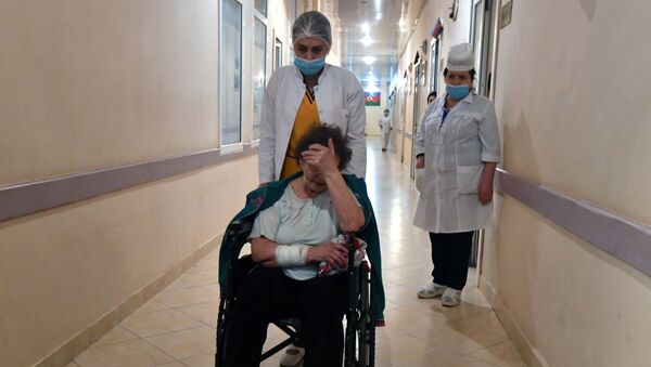 Женщина, пострадавшую в результате обстрела города Гянджа в Азербайджане - 俄羅斯衛星通訊社