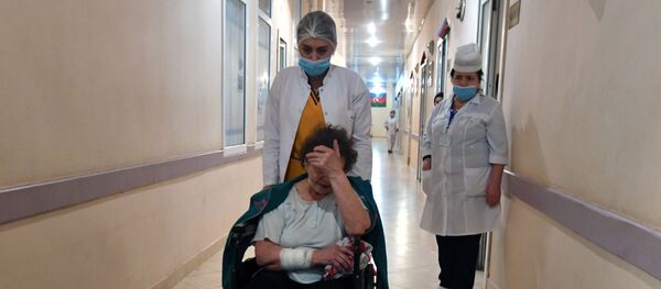 Женщина, пострадавшую в результате обстрела города Гянджа в Азербайджане - 俄羅斯衛星通訊社