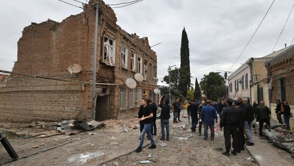 Жители азербайджанского города Гянджа после обстрела - 俄罗斯卫星通讯社