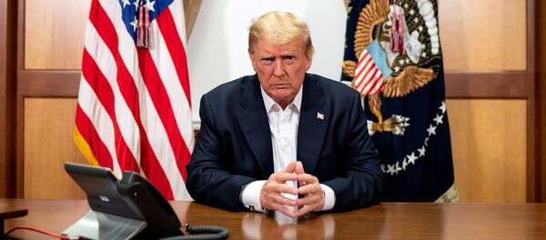 Президент США Дональд Трамп во время телефонного разговора с Майком Помпео, Майком Пенсом и Марком Милли - 俄罗斯卫星通讯社