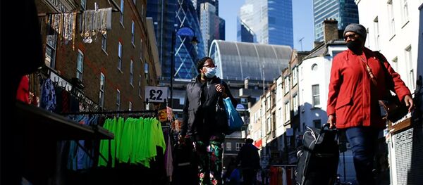 People visit the Petticoat Lane Market, amid the coronavirus disease (COVID-19) outbreak People visit the Petticoat Lane Market, amid the coronavirus disease (COVID-19) outbreak - 俄罗斯卫星通讯社