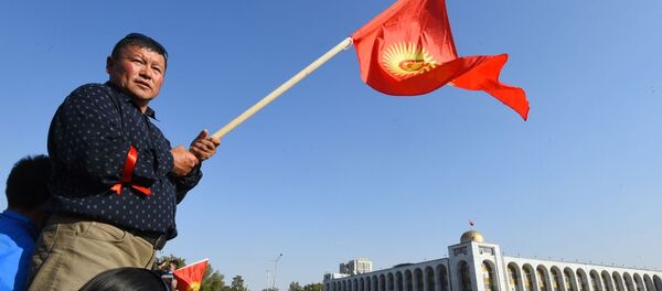 Участник акции протеста в Бишкеке. Протестующие требуют аннулировать итоги парламентских выборов.  - 俄罗斯卫星通讯社