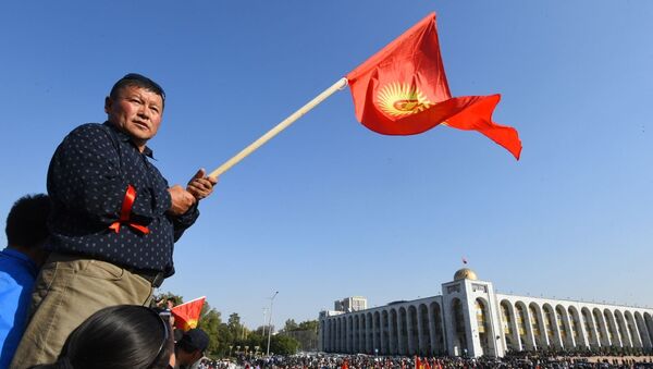 Участник акции протеста в Бишкеке. Протестующие требуют аннулировать итоги парламентских выборов.  - 俄羅斯衛星通訊社