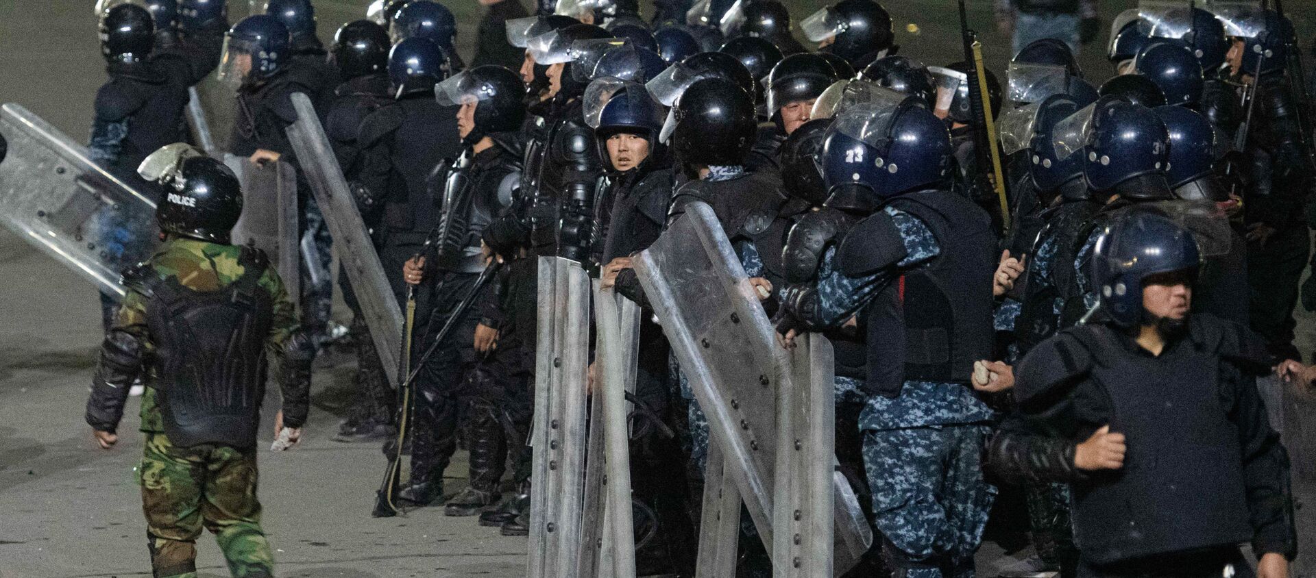 Полицейские во время акции протеста в Бишкеке - 俄罗斯卫星通讯社, 1920, 29.04.2021
