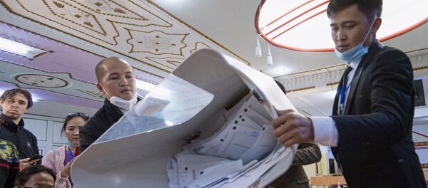 Члены участковой избирательной комиссии подсчитывают бюллетени на избирательном участке №1327 в школе-гимназии №5 в городе Бишкек. Члены участковой избирательной комиссии подсчитывают бюллетени на избирательном участке №1327 в школе-гимназии №5 в городе Бишкек. - 俄罗斯卫星通讯社