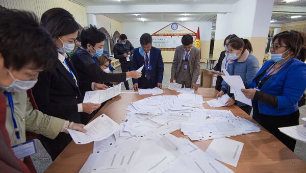 Члены участковой избирательной комиссии подсчитывают бюллетени на избирательном участке №1327 в школе-гимназии №5 в городе Бишкек.  - 俄罗斯卫星通讯社