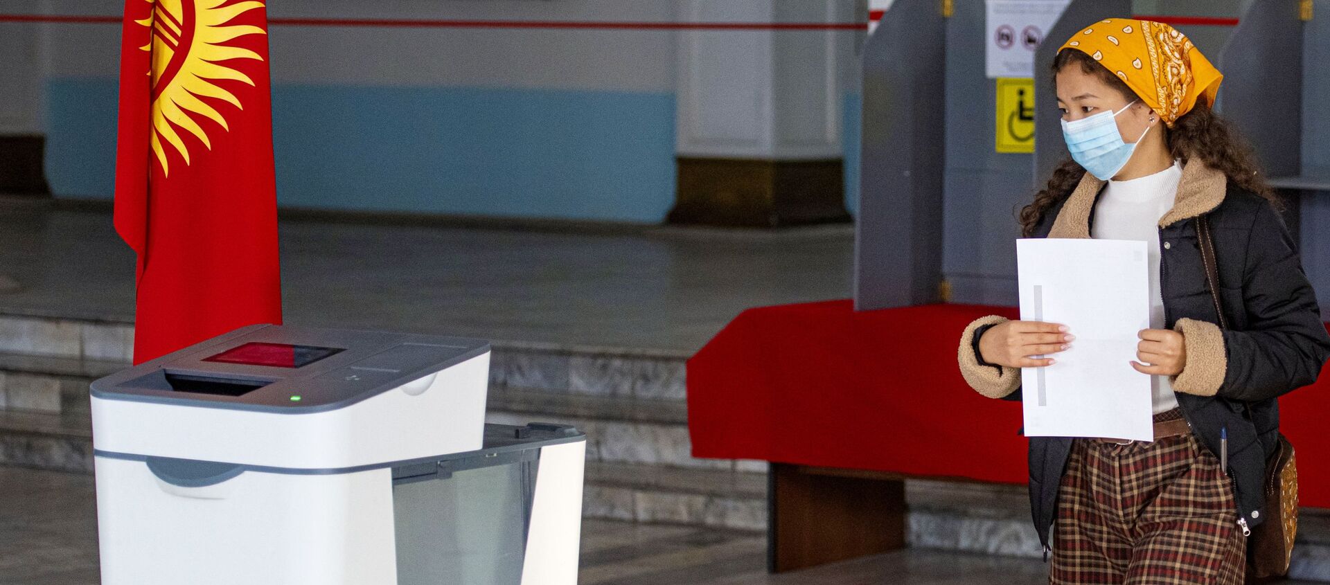 Девушка во время голосования на избирательном участке №1327 в школе-гимназии №5 в Бишкеке. В Кыргызстане 4 октября проходят парламентские выборы.  - 俄罗斯卫星通讯社, 1920, 29.11.2021