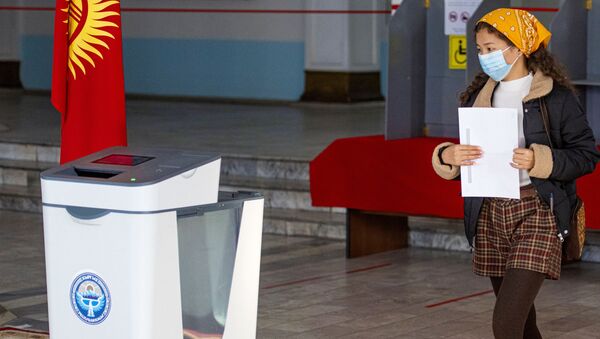 Девушка во время голосования на избирательном участке №1327 в школе-гимназии №5 в Бишкеке. В Кыргызстане 4 октября проходят парламентские выборы.  - 俄罗斯卫星通讯社