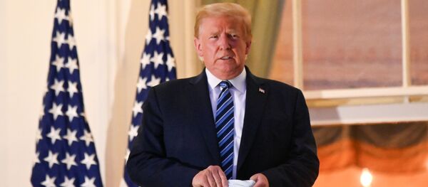 Президент США Дональд Трамп на балконе Белого Дома после выписки из медицинского центра Уолтера Рида Президент США Дональд Трамп на балконе Белого Дома после выписки из медицинского центра Уолтера Рида - 俄羅斯衛星通訊社