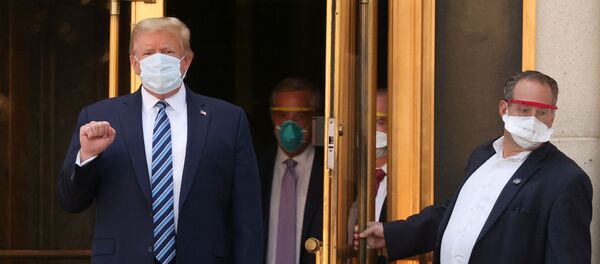 Президент США Дональд Трамп после выписки из медицинского центра Уолтера Рида Президент США Дональд Трамп после выписки из медицинского центра Уолтера Рида - 俄羅斯衛星通訊社