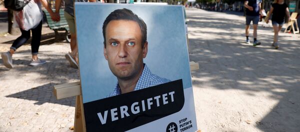 Портрет Алексея Навального с подписью отравлен у здания посольства Российской Федерации в Берлине Портрет Алексея Навального с подписью отравлен у здания посольства Российской Федерации в Берлине - 俄罗斯卫星通讯社