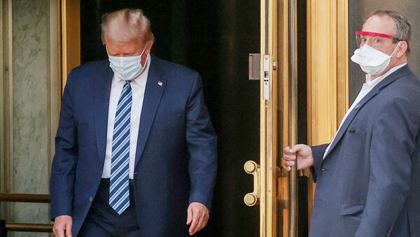 Президент США Дональд Трамп выходит из Национального военного медицинского центра Уолтера Рида  - 俄罗斯卫星通讯社