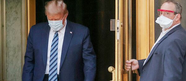 Президент США Дональд Трамп выходит из Национального военного медицинского центра Уолтера Рида  - 俄羅斯衛星通訊社