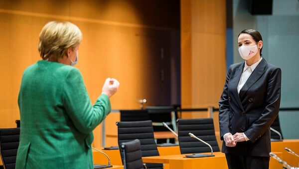 A governemt handout shows German Chancellor Angela Merkel meeting Belarus opposition leader Sviatlana Tsikhanouskaya at the Chancellery in Berlin, Germany, October 6, 2020. - 俄罗斯卫星通讯社