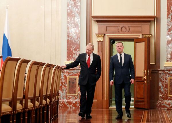 俄罗斯总统弗拉基米尔•普京和俄罗斯总理德米特里•梅德韦杰夫在会见俄罗斯政府成员之前 - 俄罗斯卫星通讯社